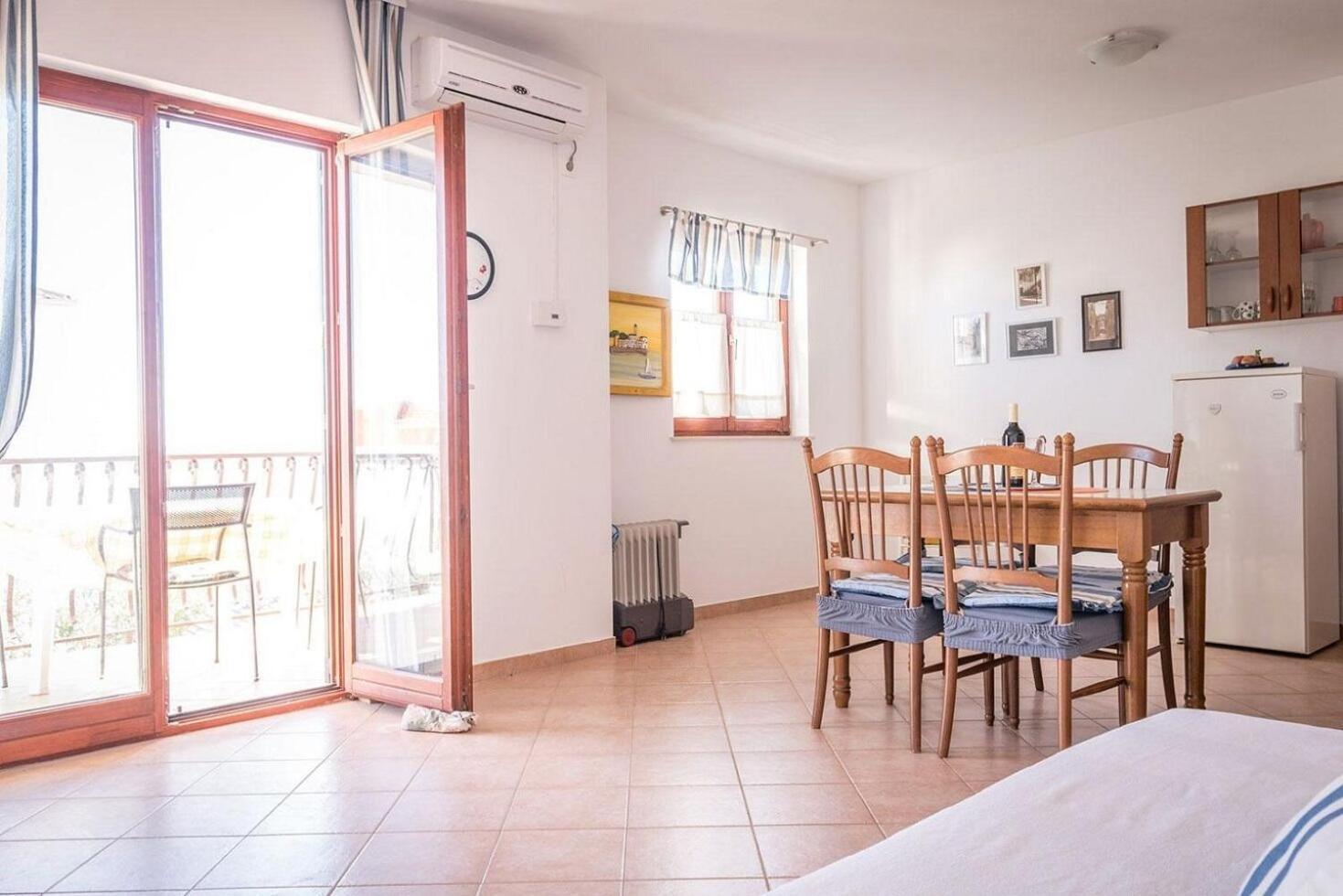 Apartments Brane - 100M From The Beach Trogir Exteriör bild
