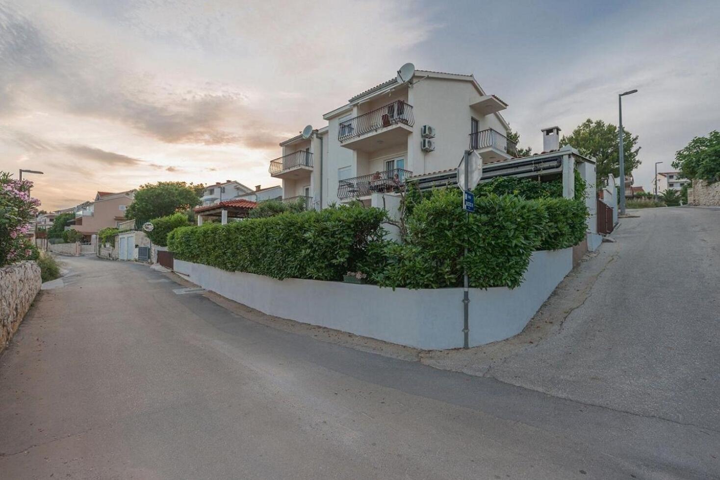 Apartments Brane - 100M From The Beach Trogir Exteriör bild